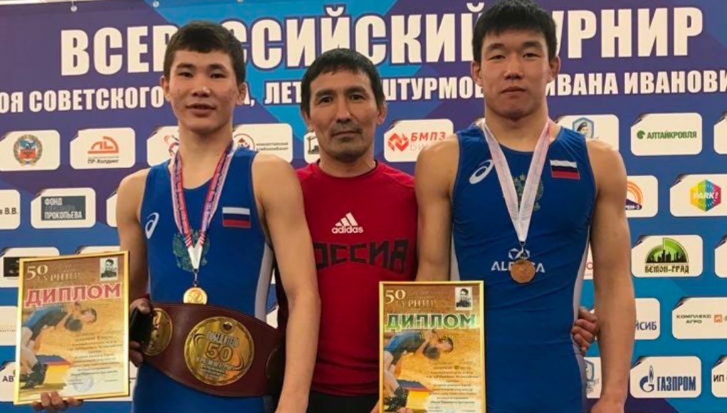 Борцы с Алтая успешно выступили на всероссийском турнире