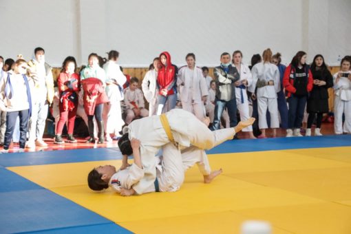 Двести спортсменок приняли участие в турнире по дзюдо в Горно-Алтайске