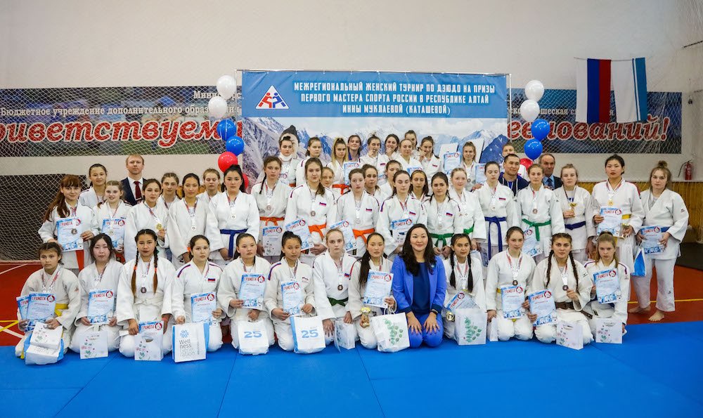 Двести спортсменок приняли участие в турнире по дзюдо в Горно-Алтайске