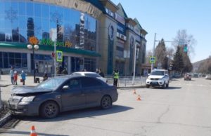 Возле ТЦ «Панорама» столкнулись автомобили Возле ТЦ «Панорама» столкнулись автомобили