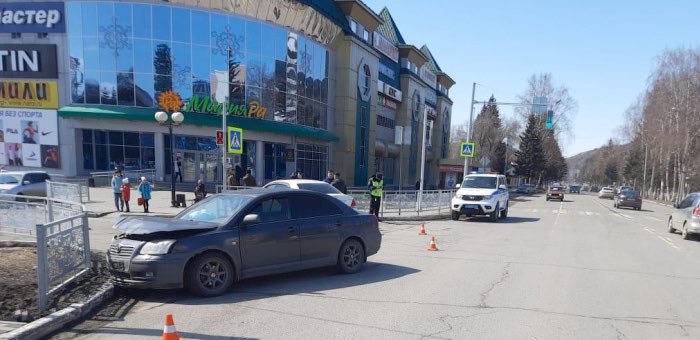 Возле ТЦ «Панорама» столкнулись автомобили