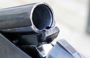 Житель Кебезеня гонялся за супругой с ружьем, стреляя в воздух Житель Кебезеня гонялся за супругой с ружьем, стреляя в воздух