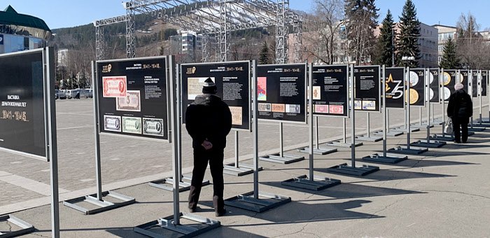 На центральной площади открылись выставки «Истории Победы» и «Деньги военных лет»
