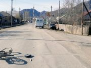 В Онгудае попал под машину подросток на велосипеде В Онгудае попал под машину подросток на велосипеде