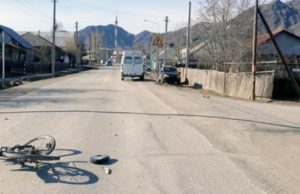 В Онгудае попал под машину подросток на велосипеде В Онгудае попал под машину подросток на велосипеде
