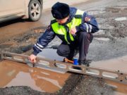 В Турочаке проверили дороги и обнаружили глубокие выбоины В Турочаке проверили дороги и обнаружили глубокие выбоины