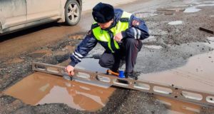 В Турочаке проверили дороги и обнаружили глубокие выбоины В Турочаке проверили дороги и обнаружили глубокие выбоины