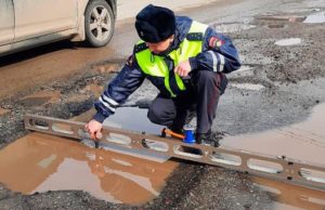 В Турочаке проверили дороги и обнаружили глубокие выбоины