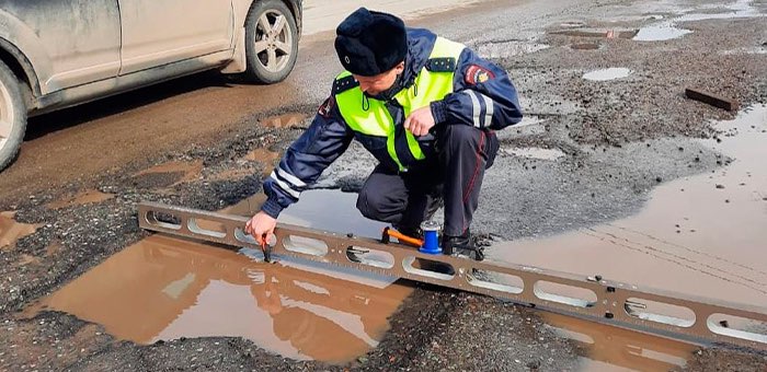 В Турочаке проверили дороги и обнаружили глубокие выбоины