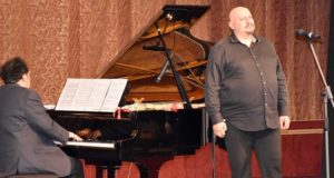 Именитые певцы и музыканты провели в Горно-Алтайске мастер-классы для детей Именитые певцы и музыканты провели в Горно-Алтайске мастер-классы для детей
