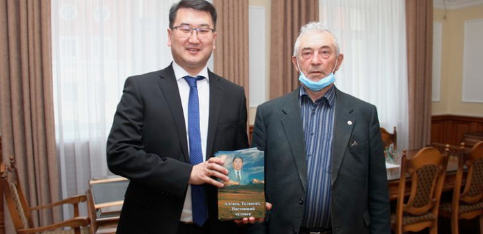 Вышла в свет книга о Владимире Сабине