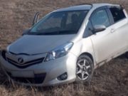 Водитель Toyota Vitz перевернула машину на спуске с Семинского перевала Водитель Toyota Vitz перевернула машину на спуске с Семинского перевала