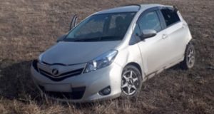 Водитель Toyota Vitz перевернула машину на спуске с Семинского перевала