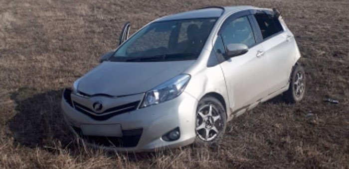 Водитель Toyota Vitz перевернула машину на спуске с Семинского перевала