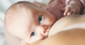 Безопасной дозы спиртного для кормящей мамы не существует