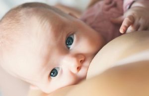 Безопасной дозы спиртного для кормящей мамы не существует