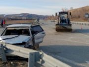 Автомобиль и трактор не смогли разъехаться на Чуйском тракте Автомобиль и трактор не смогли разъехаться на Чуйском тракте