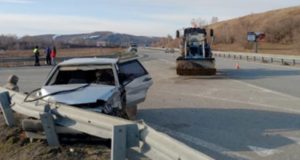 Автомобиль и трактор не смогли разъехаться на Чуйском тракте Автомобиль и трактор не смогли разъехаться на Чуйском тракте