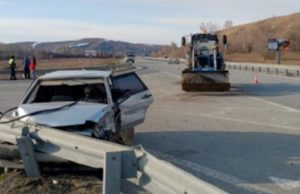 Автомобиль и трактор не смогли разъехаться на Чуйском тракте Автомобиль и трактор не смогли разъехаться на Чуйском тракте
