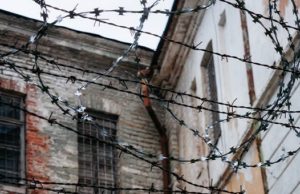 Злодей, изнасиловавший пожилую односельчанку при муже-инвалиде, приговорен к лишению свободы Злодей, изнасиловавший пожилую односельчанку при муже-инвалиде, приговорен к лишению свободы