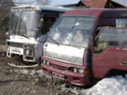 Подростки напали на припаркованные автобусы с камнями и огнетушителем Подростки напали на припаркованные автобусы с камнями и огнетушителем