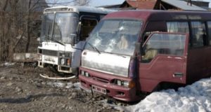 Подростки напали на припаркованные автобусы с камнями и огнетушителем