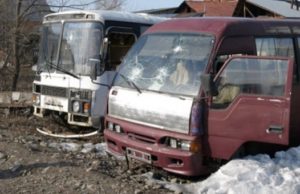 Подростки напали на припаркованные автобусы с камнями и огнетушителем Подростки напали на припаркованные автобусы с камнями и огнетушителем