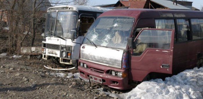Подростки напали на припаркованные автобусы с камнями и огнетушителем