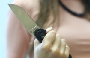 Пожалел сигарет для своей женщины и получил от нее удар ножом в живот