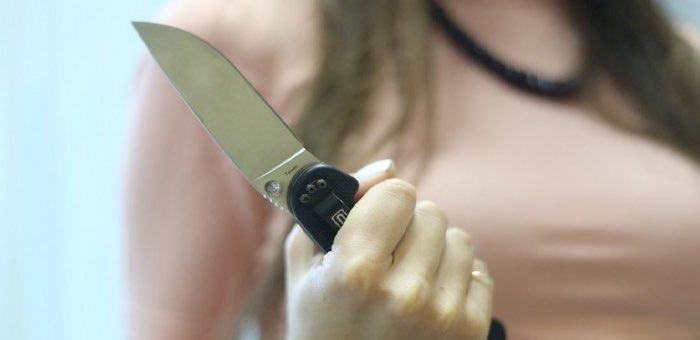 Пожалел сигарет для своей женщины и получил от нее удар ножом в живот