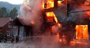 В парк-отеле «Манжерок» произошел крупный пожар (видео)