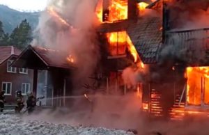 В парк-отеле «Манжерок» произошел крупный пожар (видео) В парк-отеле «Манжерок» произошел крупный пожар (видео)