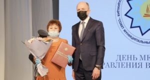 Работники местных органов власти получили награды
