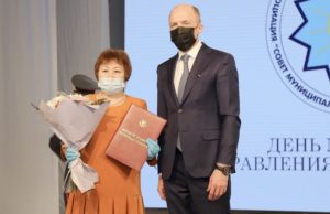 Работники местных органов власти получили награды