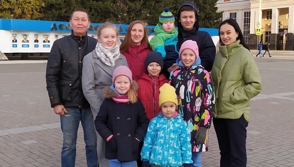 Президент наградил семью Боргояковых орденом «Родительская слава» Президент наградил семью Боргояковых орденом «Родительская слава»
