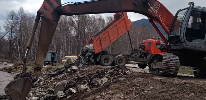 Продолжается ремонт дороги из Усть-Кана в Коргон