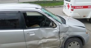 Возле старого музея иномарка столкнулась с автобусом Возле старого музея иномарка столкнулась с автобусом