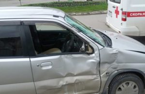Возле старого музея иномарка столкнулась с автобусом Возле старого музея иномарка столкнулась с автобусом