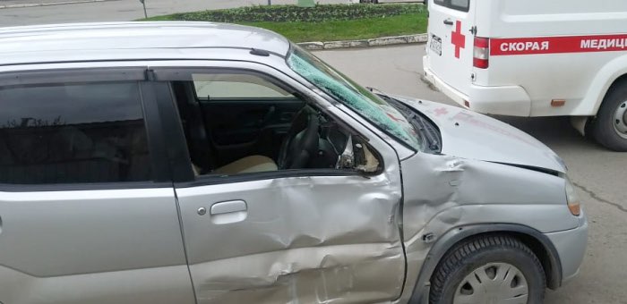 Возле старого музея иномарка столкнулась с автобусом