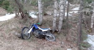 Нетрезвый мотоциклист улетел с дороги в лес