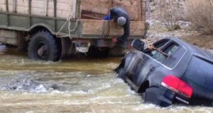 Volkswagen Touareg застрял в разлившейся реке Кызыл-Шин