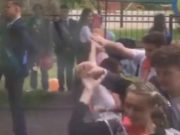 Выпускники станцевали под окнами роддома, чтобы поздравить свою учительницу Выпускники станцевали под окнами роддома, чтобы поздравить свою учительницу