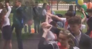 Выпускники станцевали под окнами роддома, чтобы поздравить свою учительницу