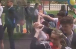 Выпускники станцевали под окнами роддома, чтобы поздравить свою учительницу Выпускники станцевали под окнами роддома, чтобы поздравить свою учительницу