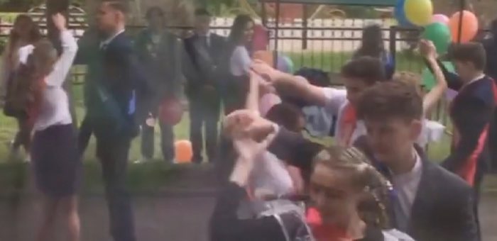 Выпускники станцевали под окнами роддома, чтобы поздравить свою учительницу