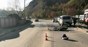 Мотоциклист оказался в больнице с тяжелыми травмами из-за беспечной вождения горожанки