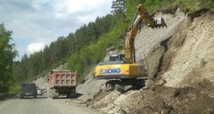 Начался ремонт Чемальского тракта в селе Элекмонар