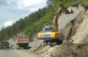 Начался ремонт Чемальского тракта в селе Элекмонар