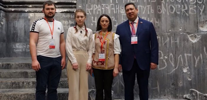 Диана Гурцкая, сенатор Полетаев и победители патриотического конкурса исполнили песню «Тальяночка»