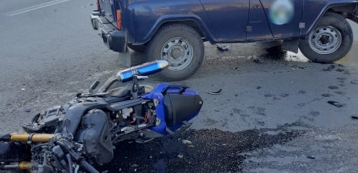 В Горно-Алтайске мотоцикл столкнулся с автомобилем УАЗ, мотоциклист погиб
